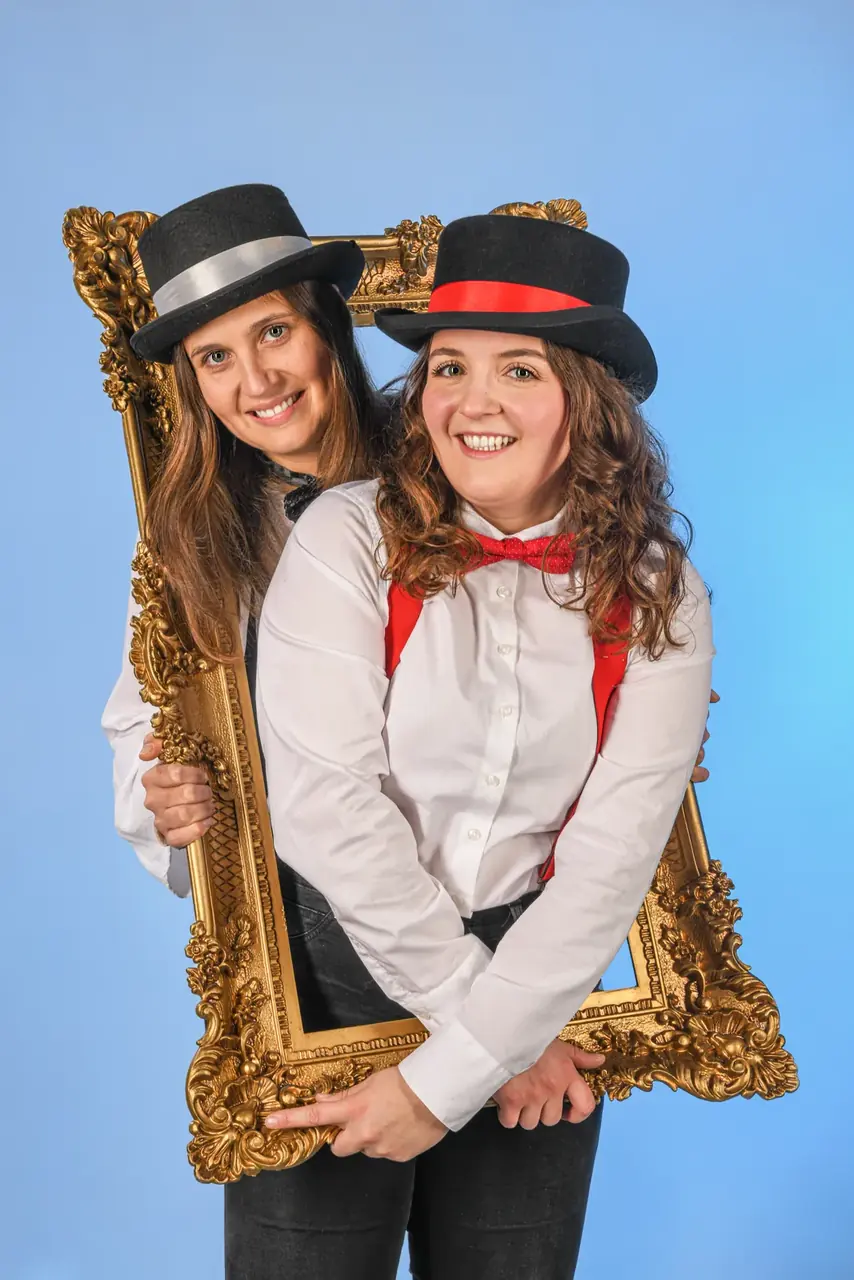 Faslamseltern 2024/25: Vadder Theresa Marie Perrone und Mudder Mariam Kienz mit Zylinder